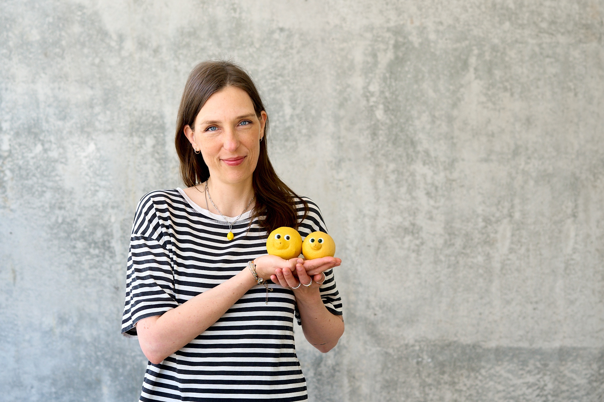 Fotos Frau mit Zitronen: Wohnen mit Zitronen Birte