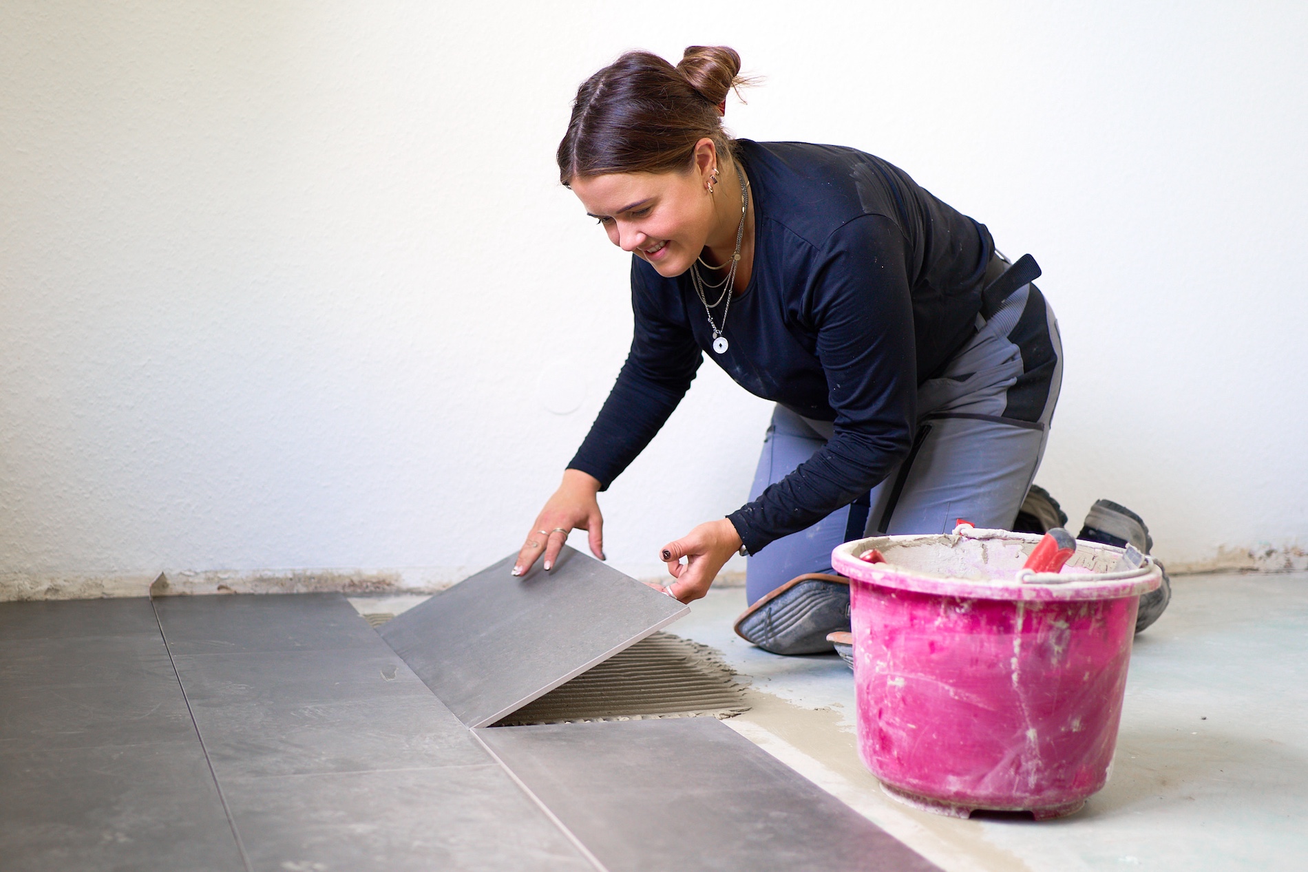 Fotoreportage bei einer Fliesenlegerin beim Arbeiten