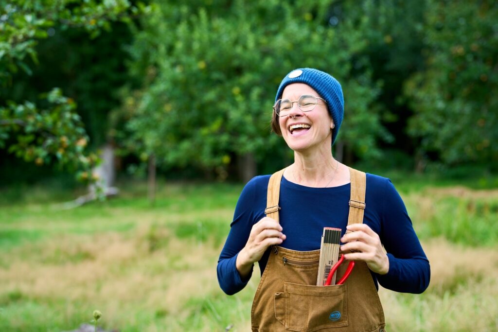 Foto Frau draußen lachen