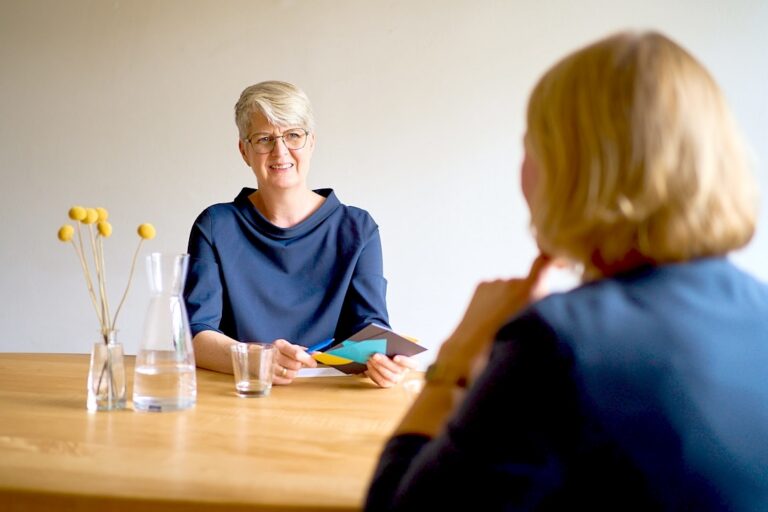 Sympathisches Busienssfoto einer Frau bei einer Beratung
